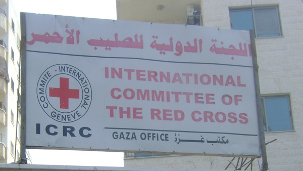 "الصليب" يطالب بتجنيب المدنيين والعاملين في الرعاية الطبية النزاع